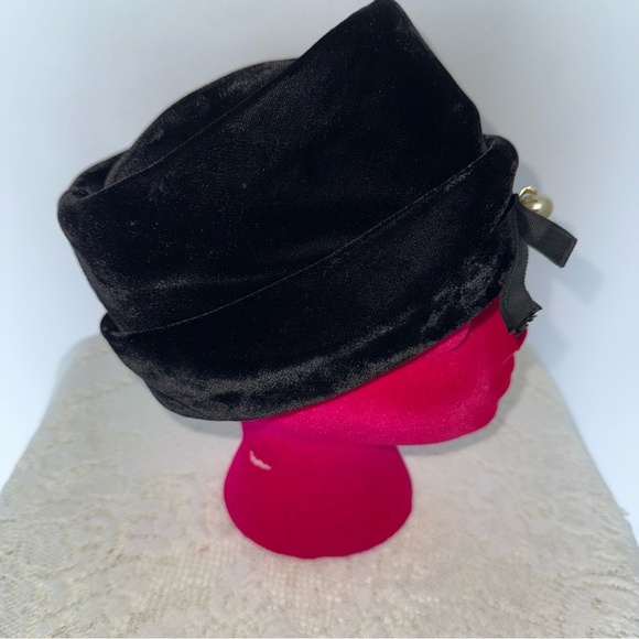 Vintage Union Made USA Black Velvet Hat with Pearl Accent Old Money - Picture 7 of 9
